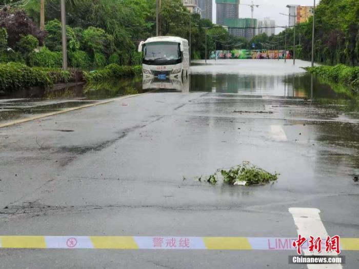 7月21日，河南，鄭州暴雨第二日，經(jīng)過(guò)一夜的搶險(xiǎn)救援積水路段的積水明顯下降，但街頭仍有多處積水嚴(yán)重。圖為洪水消退后的鄭州街頭。<a target='_blank' href='http://www.chinanews.com/'>中新社</a>記者 李貴剛 攝