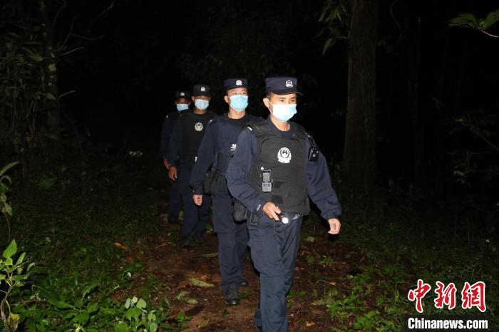 圖為民警在邊境一線開展夜間巡邏?！∑斩吘彻芾碇ш牴﹫D
