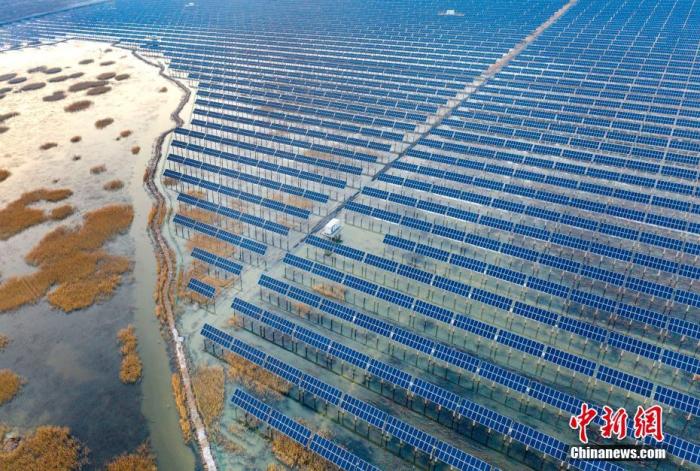 圖為2020年4月12日，航拍位于黑龍江省大慶市紅崗區(qū)的太陽能光伏發(fā)電項目。從過去“一油獨大”，到風(fēng)電光伏等新能源產(chǎn)業(yè)呈“遍地開花”之勢，新舊“動能”轉(zhuǎn)換之間，“油城”大慶，正順應(yīng)新發(fā)展理念，走出一條資源型城市轉(zhuǎn)型的新路。(無人機照片) <a target='_blank' href='http://www.chinanews.com/'>中新社</a>發(fā) 劉國興 攝 　