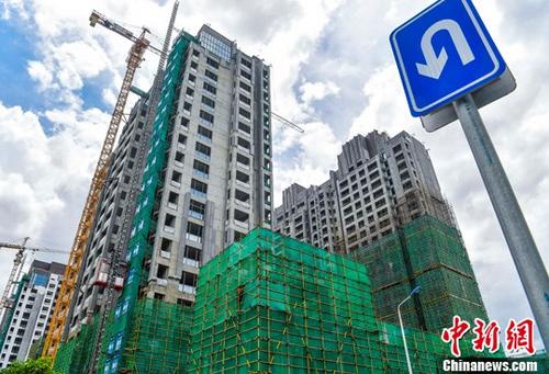 6月21日，?？趪d大道附近的在建商品房項目。海南省出臺全省范圍限購政策已逾兩個月，隨著調(diào)控政策監(jiān)管不斷趨嚴(yán)，該省年初商品房銷售異常火爆的勢頭趨緩，市場開始降溫。據(jù)海南省統(tǒng)計局發(fā)布的1-5月房地產(chǎn)運(yùn)行情況，