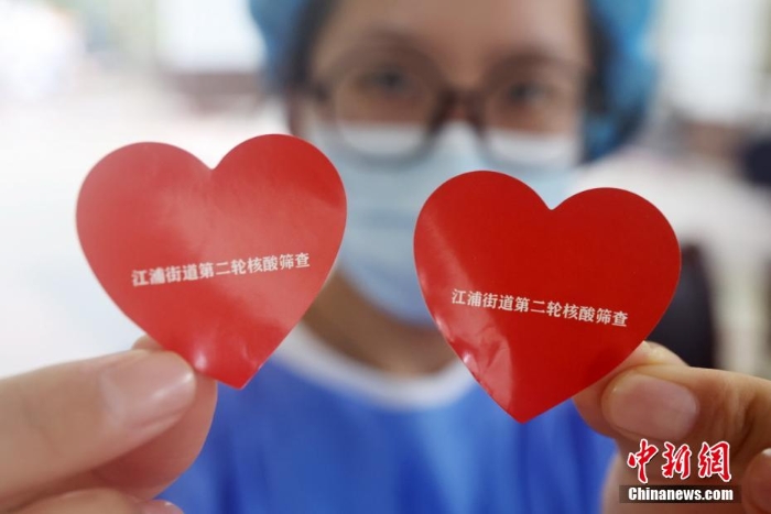 直擊南京全員二次核酸檢測 檢測點(diǎn)發(fā)放“小紅心”
