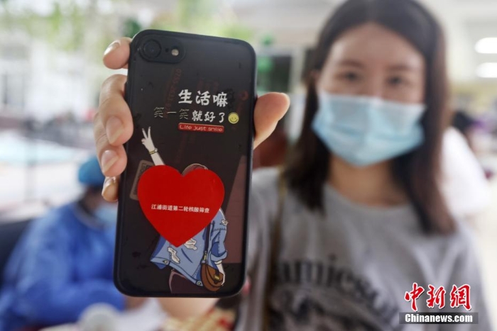 直擊南京全員二次核酸檢測 檢測點(diǎn)發(fā)放“小紅心”