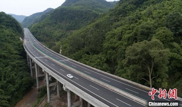 圖為峨漢高速峨眉至峨邊段。　劉忠俊 攝