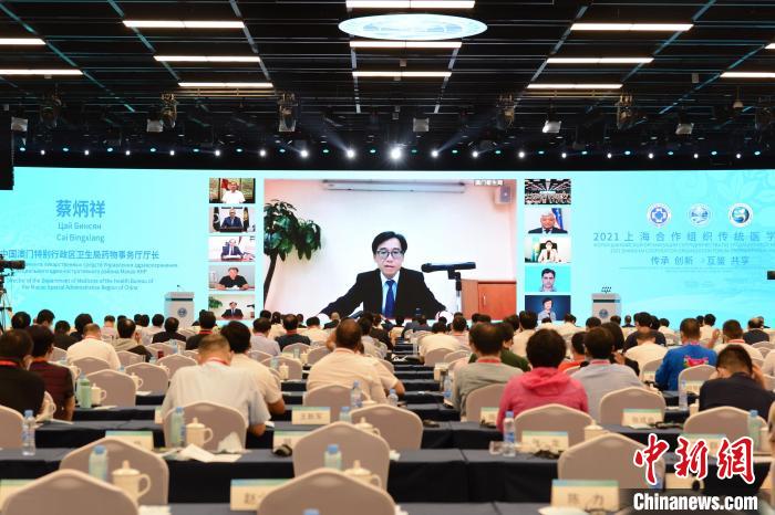 中國澳門特別行政區(qū)衛(wèi)生局藥物事務廳廳長蔡炳祥通過視頻分享了澳門中醫(yī)藥發(fā)展情況。　劉占昆 攝
