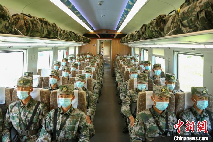 西藏軍區(qū)新兵乘復(fù)興號(hào)赴戰(zhàn)位?！顒P 攝