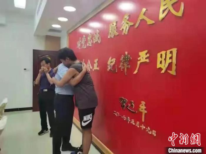 長(zhǎng)治長(zhǎng)子警方跨越山西、山東、河南3省，幫助該縣居民楊某夫婦找回被拐23年的兒子?！￠L(zhǎng)治市公安局供圖