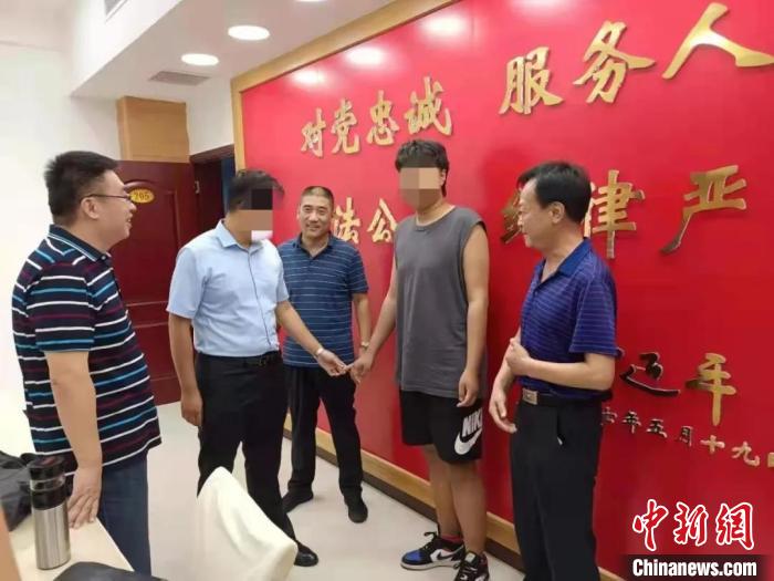 長(zhǎng)治長(zhǎng)子警方跨越山西、山東、河南3省，幫助該縣居民楊某夫婦找回被拐23年的兒子。　長(zhǎng)治市公安局供圖