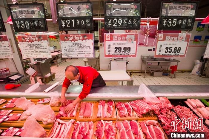 資料圖：一超市內(nèi)，工作人員在整理待售豬肉。 <a target='_blank' href='http://www.chinanews.com/'>中新社</a>記者 張云 攝