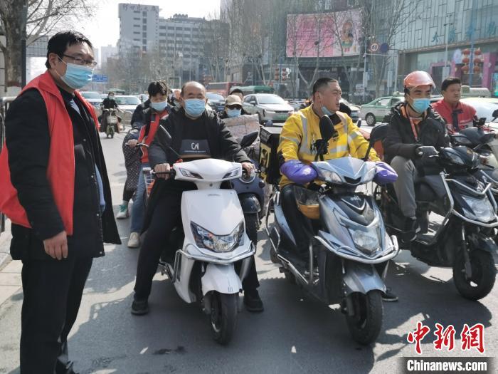 資料圖：鄭州街頭騎電動(dòng)自行車(chē)的市民?！⊥醯欠?攝
