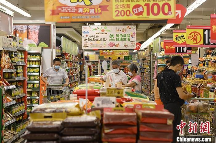 資料圖：消費者在超市選購商品。 <a target='_blank' href='http://www.chinanews.com/'>中新社</a>記者 陳楚紅 攝 