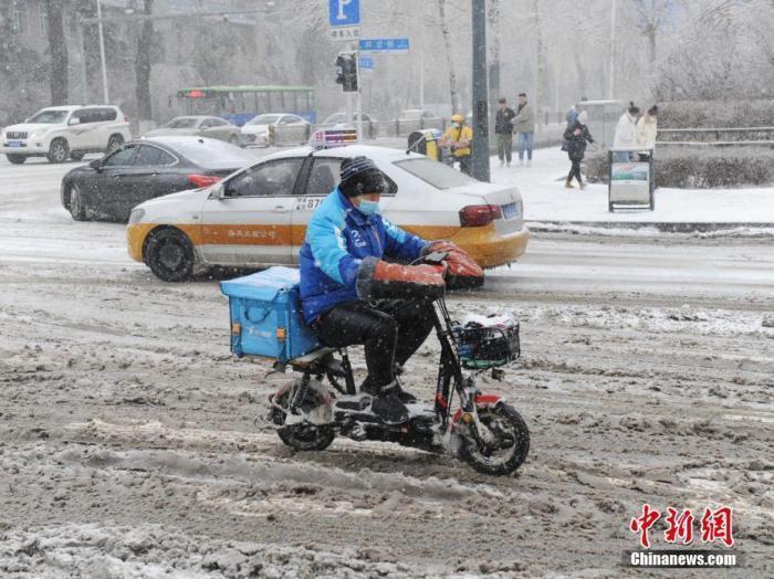 資料圖：外賣小哥冒雪送餐。 <a target='_blank' href='http://www.chinanews.com/'>中新社</a>記者 劉棟 攝
