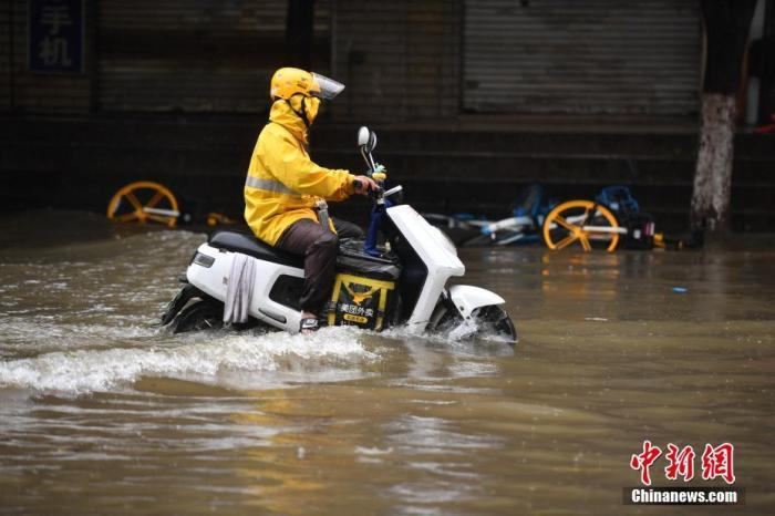 資料圖：外賣小哥通過積水路段。<a target='_blank' href='http://www.chinanews.com/'>中新社</a>記者 劉冉陽 攝
