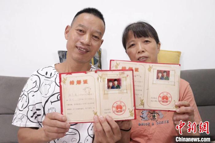 川哥和老婆曬結(jié)婚證?！∈茉L者供圖