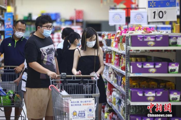 資料圖：江蘇省南京市，市民在新街口沃爾瑪超市選購(gòu)商品。 <a target='_blank' href='http://www.chinanews.com/'>中新社</a>記者 泱波 攝
