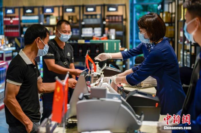 資料圖：工作人員給顧客結(jié)賬。 <a target='_blank' href='http://www.chinanews.com/'>中新社</a>記者 駱云飛 攝