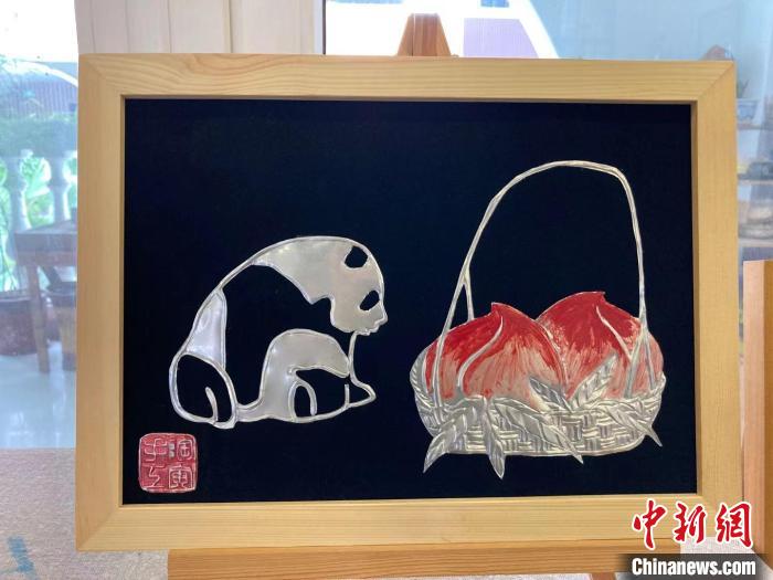 陶思俊用易拉罐創(chuàng)作的蓉寶作品?！￡愳o 攝