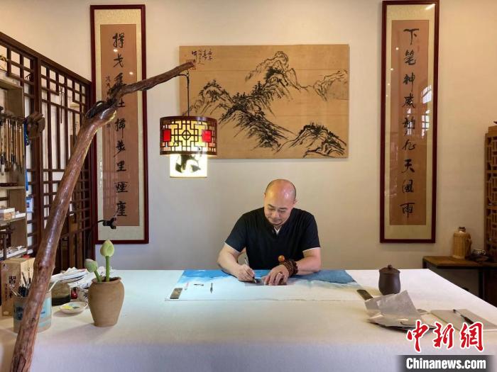 陶思俊正創(chuàng)作易拉罐蓉寶。　陳靜 攝