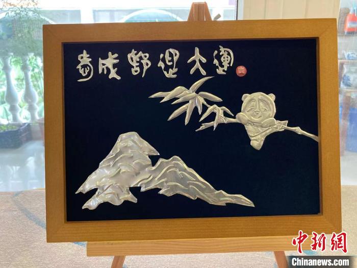 陶思俊創(chuàng)作的易拉罐大運(yùn)會(huì)作品?！￡愳o 攝