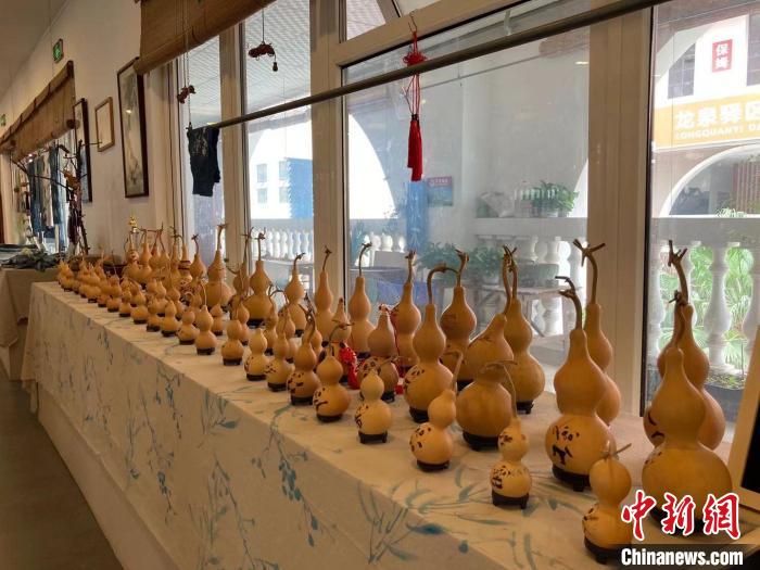 陶思俊在葫蘆上創(chuàng)作了108個(gè)蓉寶相關(guān)作品。　陳靜 攝