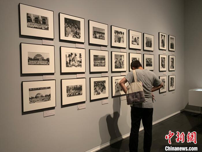 民眾周末參觀清華大學(xué)藝術(shù)博物館“棟梁——梁思成誕辰一百二十周年文獻(xiàn)展”?！●R帥莎 攝