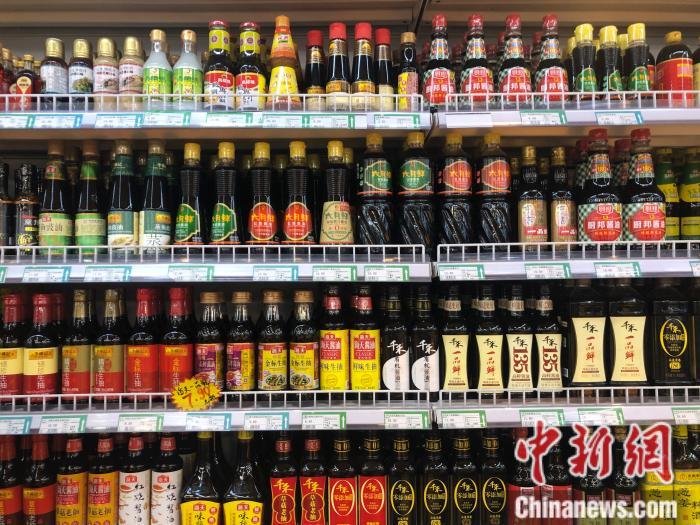 超市里售賣(mài)的調(diào)味品。 <a target='_blank' href='http://www.chinanews.com/' >中新網(wǎng)</a> 左宇坤 攝