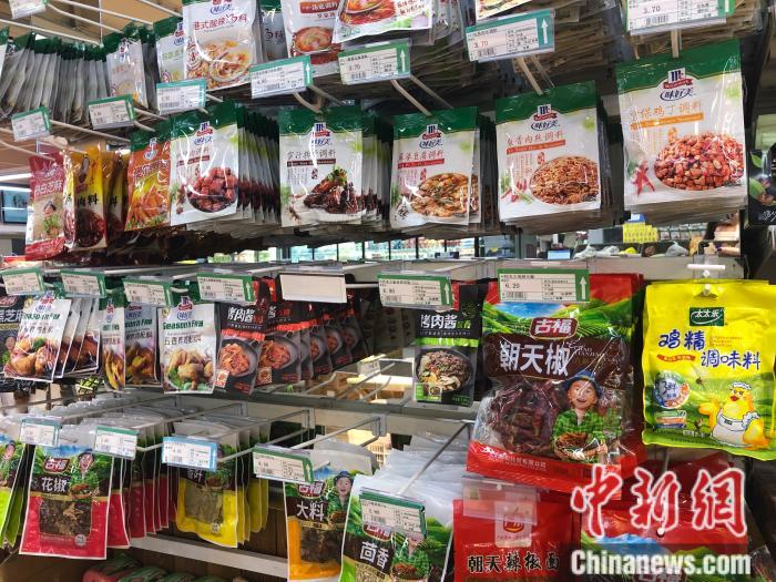 超市里售賣(mài)的復(fù)合調(diào)味品。 <a target='_blank' href='http://www.chinanews.com/' >中新網(wǎng)</a> 左宇坤 攝