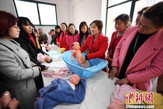 資料圖：培訓(xùn)學(xué)校老師在為學(xué)員培訓(xùn)育嬰技能。周亮 攝