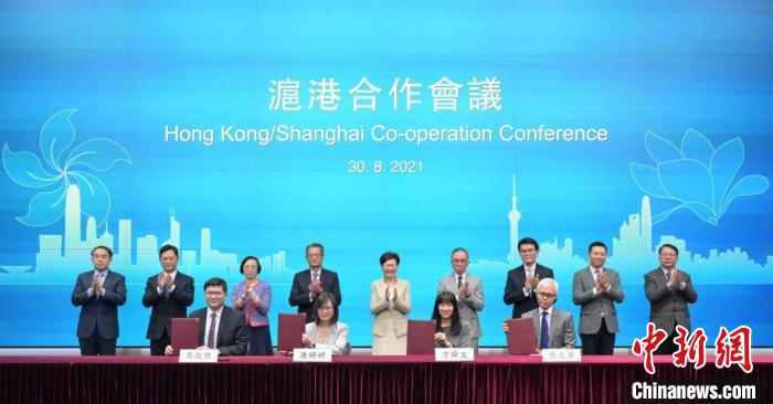 兩地政府部門、機(jī)構(gòu)負(fù)責(zé)人現(xiàn)場簽署了商貿(mào)、科技、衛(wèi)生、文化等領(lǐng)域的合作協(xié)議。　上海發(fā)布 攝