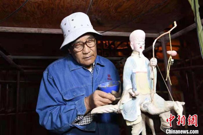 爺爺李云鶴正在修復敦煌彩塑?！±顣匝蠊﹫D