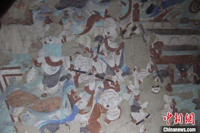 李曉洋與爺爺李云鶴對386窟壁畫進行修復后。　李曉洋供圖