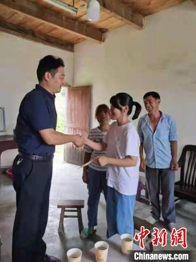 石臺縣委常委、副縣長顧建華為貧困大學新生發(fā)放助學金 安徽省委統(tǒng)戰(zhàn)部供圖