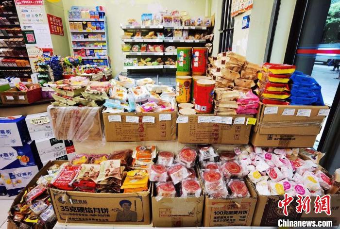 成都一小超市入口處擺滿了各類月餅?！≠R劭清 攝