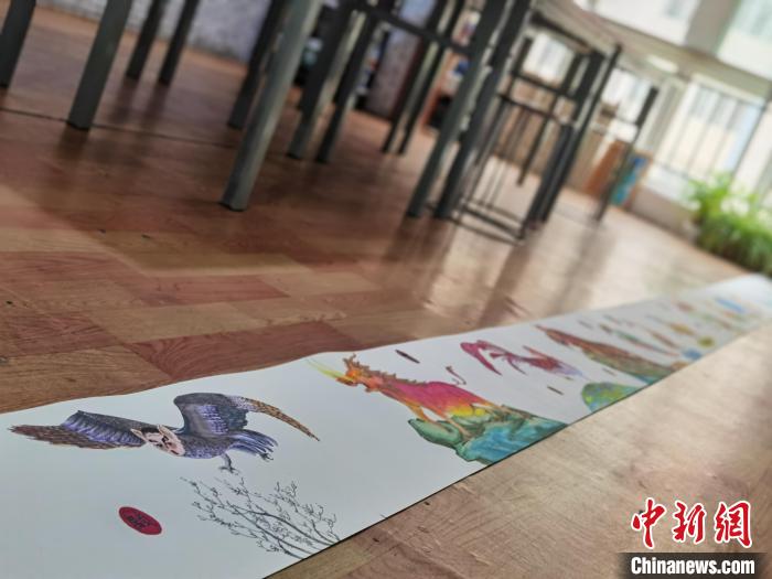 圖為邢天源繪畫(huà)的《山海經(jīng)》十米長(zhǎng)卷?！钅?攝