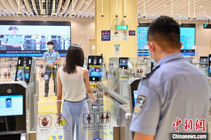 珠澳警察在開(kāi)展全真實(shí)環(huán)境勤務(wù)組織和模擬通關(guān)實(shí)戰(zhàn)演練?！￡愺K旻 攝