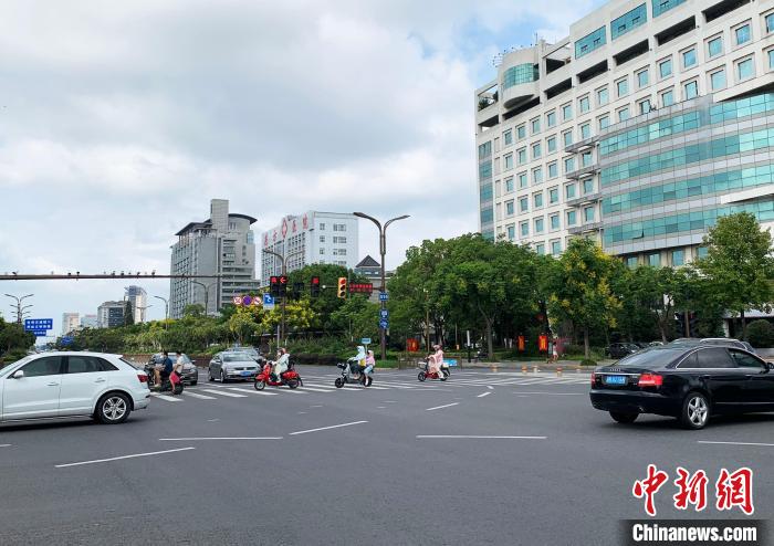 9月3日，揚(yáng)州主城區(qū)封控小區(qū)迎“解封”，路上行人和行駛的社會車輛明顯增多?！〈藜衙?攝