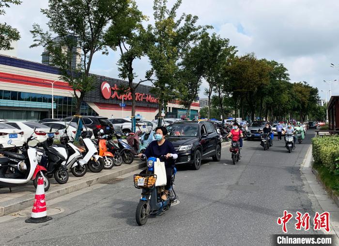 揚(yáng)州一超市門口的人行道也停滿了電動車?！〈藜衙?攝