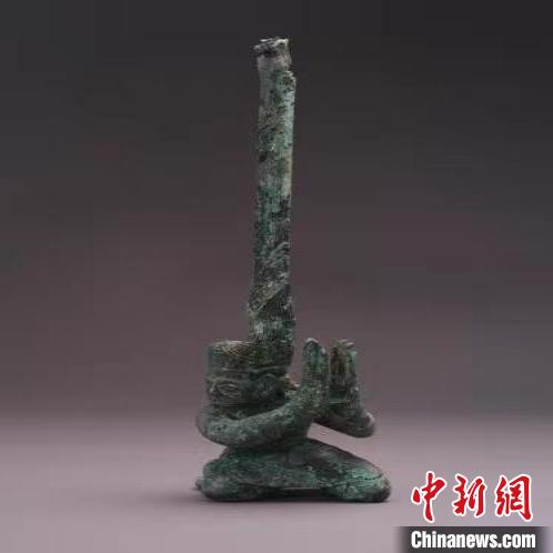 三星堆出土青銅扭頭跪坐人像展現(xiàn)三千多年前古蜀寫實(shí)雕塑藝術(shù)