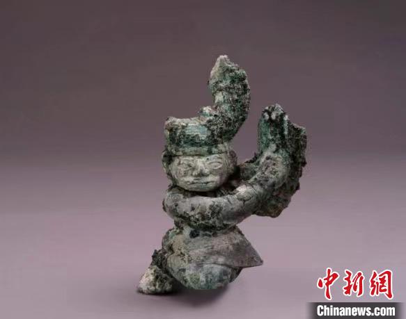 三星堆出土青銅扭頭跪坐人像?！∷拇ㄊ∥奈锟脊叛芯吭汗﹫D