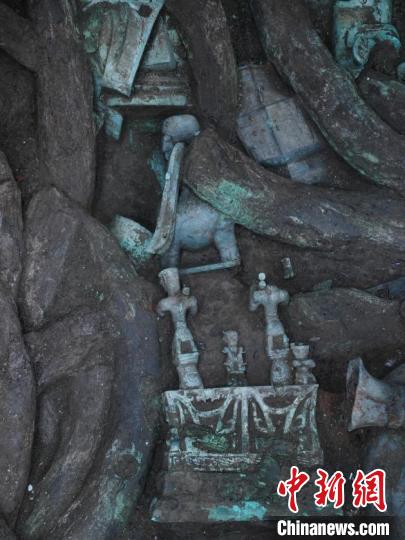 祭祀坑內(nèi)，青銅神壇和其旁邊的青銅神獸清晰可見?！∷拇ㄊ∥奈锟脊叛芯吭汗﹫D