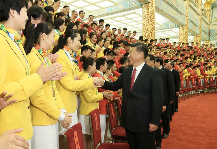 △習(xí)近平與第31屆奧林匹克運動會中國體育代表團成員握手.png