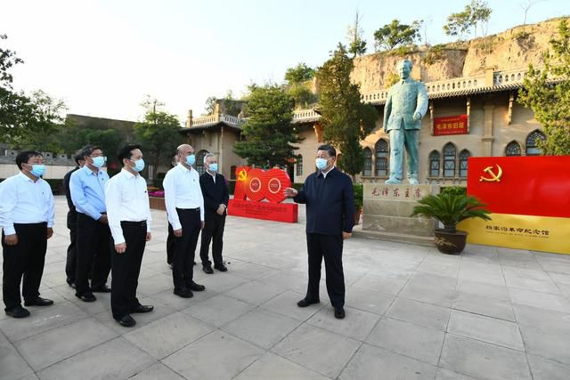 這是13日下午，習(xí)近平在米脂縣楊家溝革命舊址考察。新華社記者 謝環(huán)馳 攝.jpg