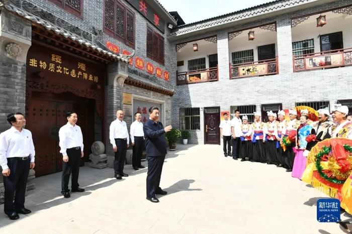 2021年9月13日至14日，中共中央總書記、國(guó)家主席、中央軍委主席習(xí)近平在陜西省榆林市考察。這是14日上午，習(xí)近平在綏德縣非物質(zhì)文化遺產(chǎn)陳列館，同群眾親切交流。.jpg