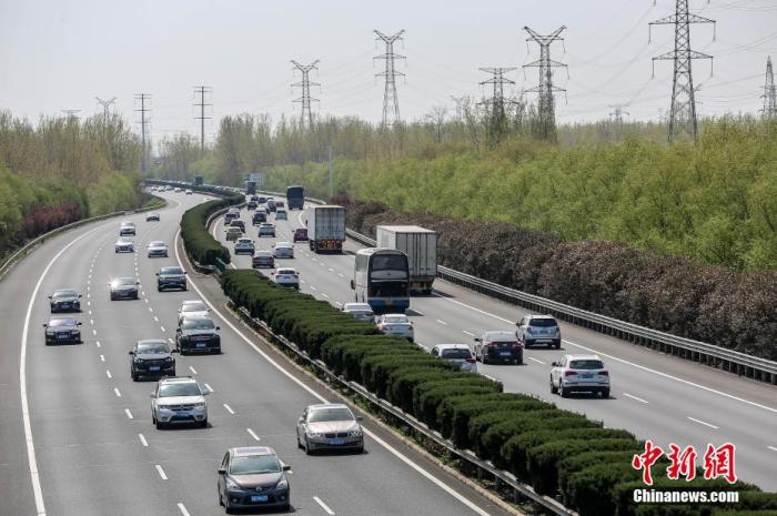 4月5日，江蘇淮安，位于該市境內(nèi)的長深高速路段上，迎來清明小長假返程車流高峰，過往車輛川流不息。 圖片來源：視覺中國