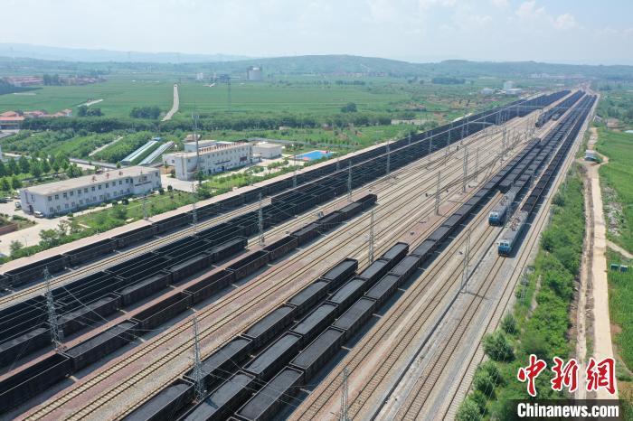 資料圖：一列列裝滿煤炭的貨物列車在等待發(fā)車?！⊥鯕J弘 攝