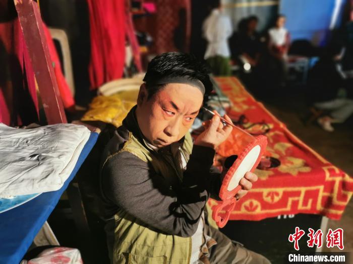 登臺前正在化妝的蒲劇演員?！「呷鸱?攝