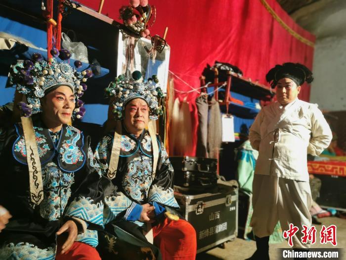 新絳縣蒲劇團下鄉(xiāng)演出后臺?！「呷鸱?攝