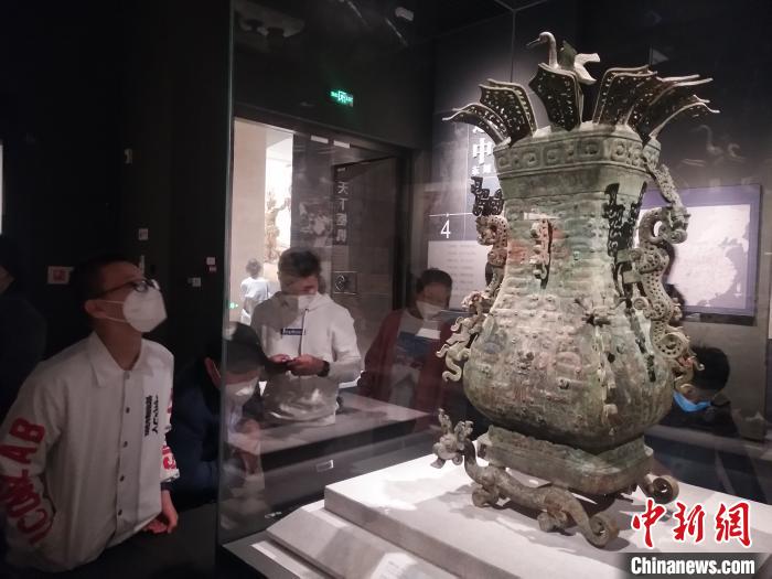 游客在“蓮鶴方壺”前仔細觀看?！畲笥?攝