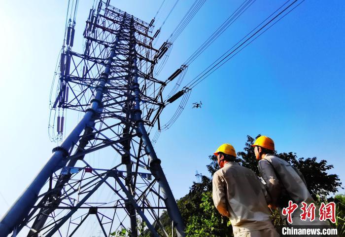 資料圖：對(duì)輸電線路開展特巡?！№n薇 攝