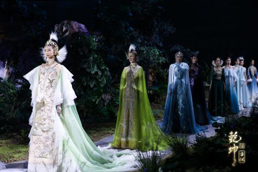 圖展山河盛景，服飾乾坤方儀――熊英|乾坤？方儀2022SS中國國際時(shí)裝周開幕大秀震撼上演