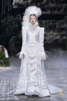 圖展山河盛景，服飾乾坤方儀――熊英|乾坤？方儀2022SS中國國際時(shí)裝周開幕大秀震撼上演